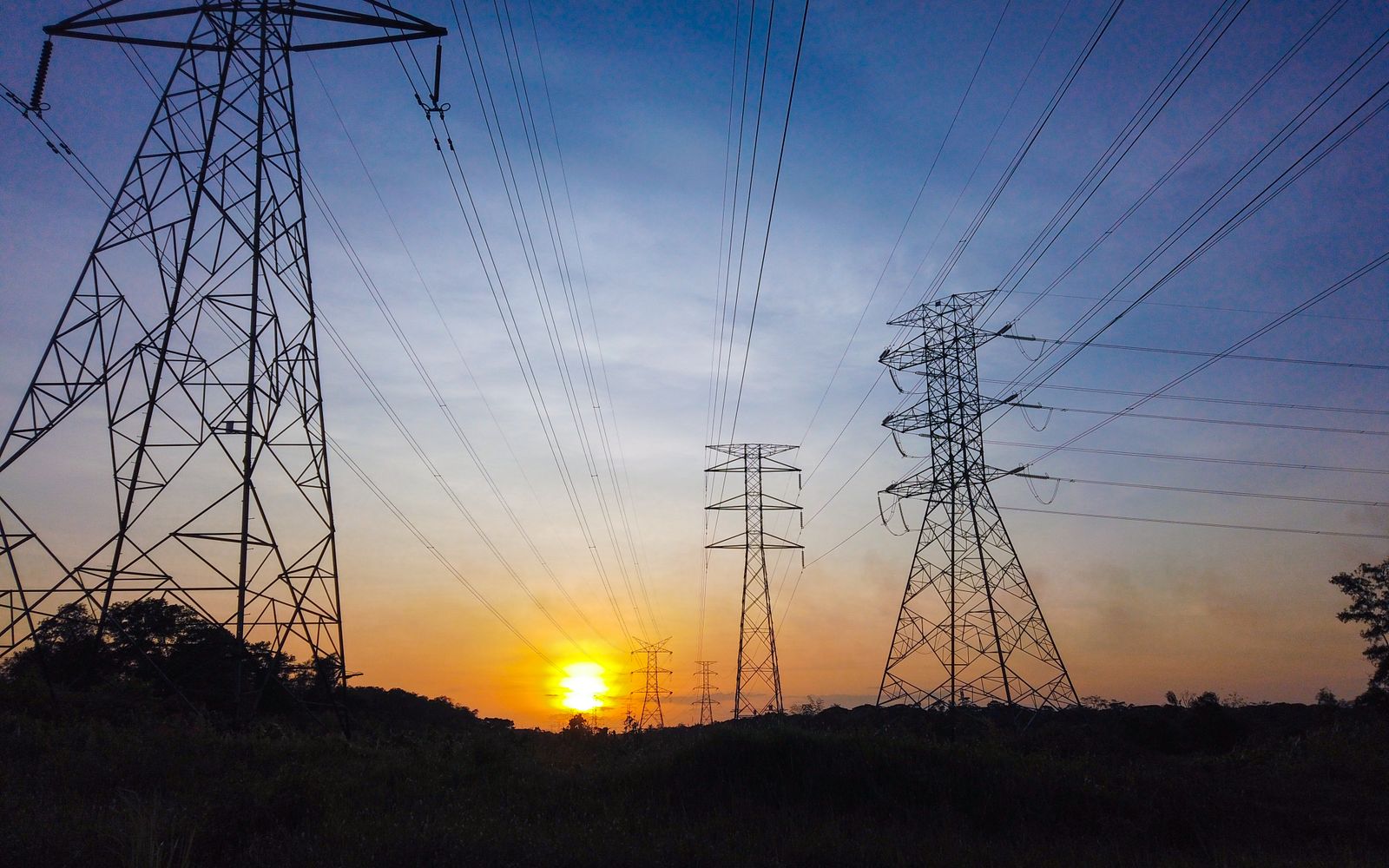 Hoogspanningsmasten in Zuid-Holland bij zonsondergang